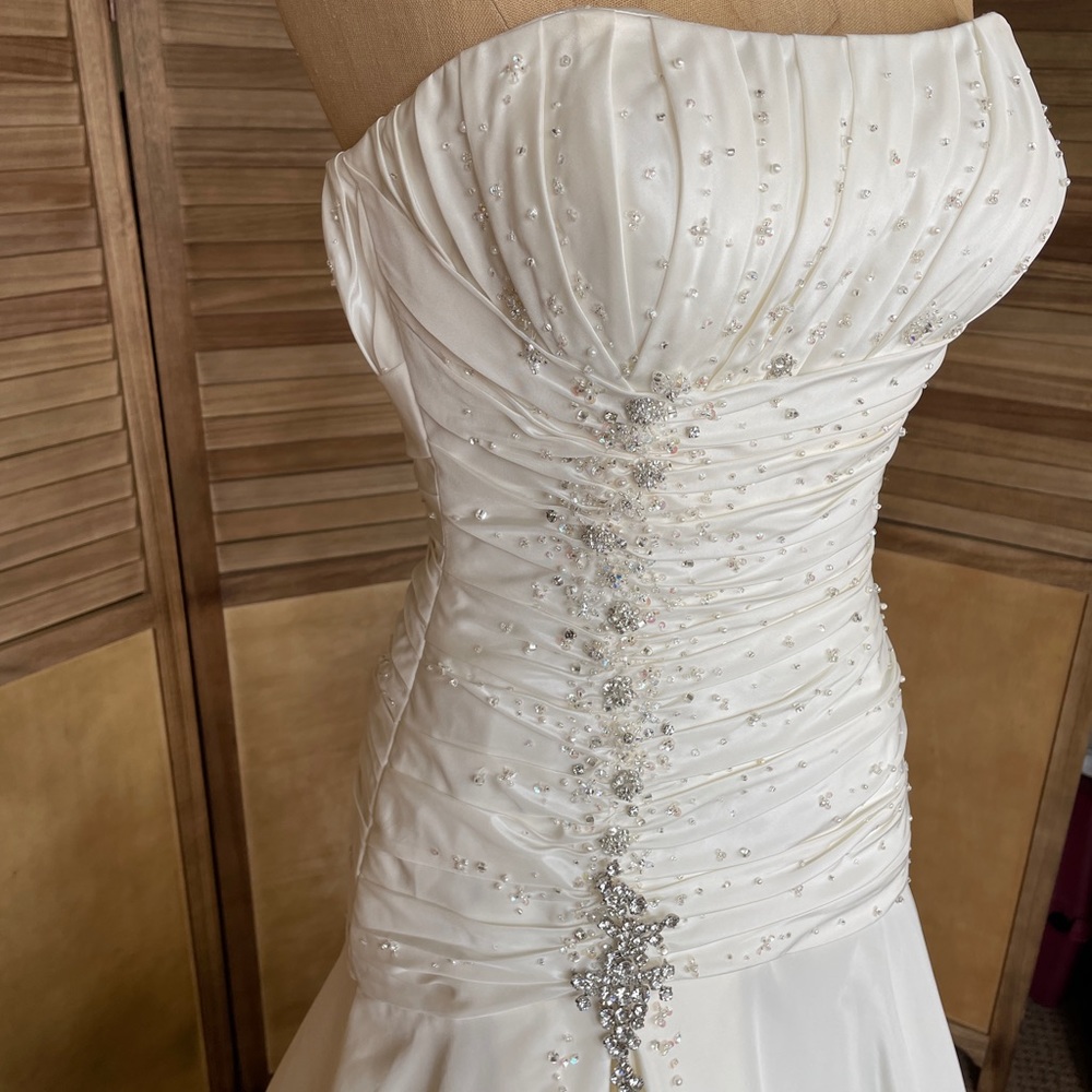 Ivory Wedding Dress. - Picture 3 of 16